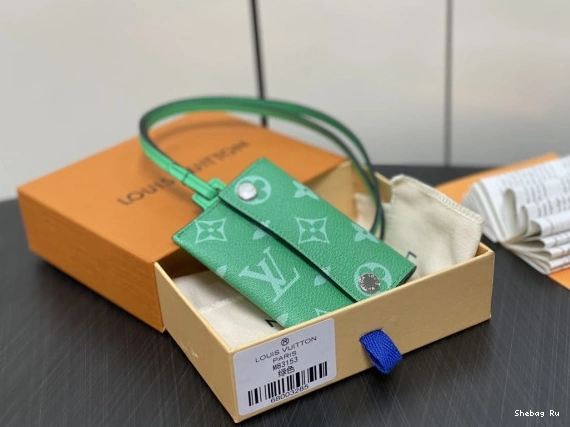 Card Holder Necklace-7.6*10*0.5CM VUITTON LOUIS 0802